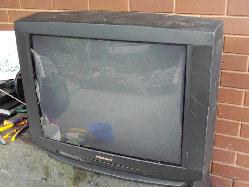 flat-screen-vs-crt-tv-here-are-four-reasons-you-want-to-keep-your-tube